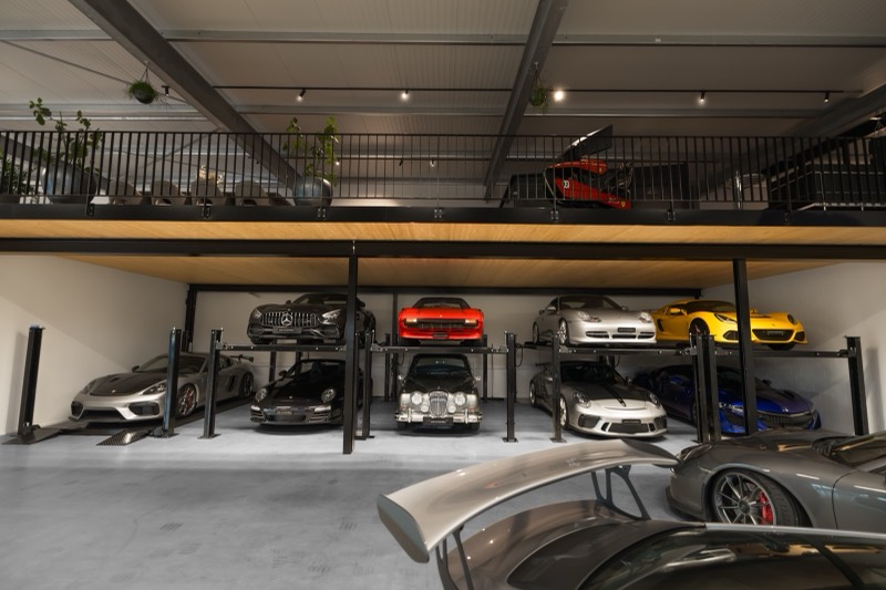 Sammlerfahrzeug in der Halle des MHS Autohotel