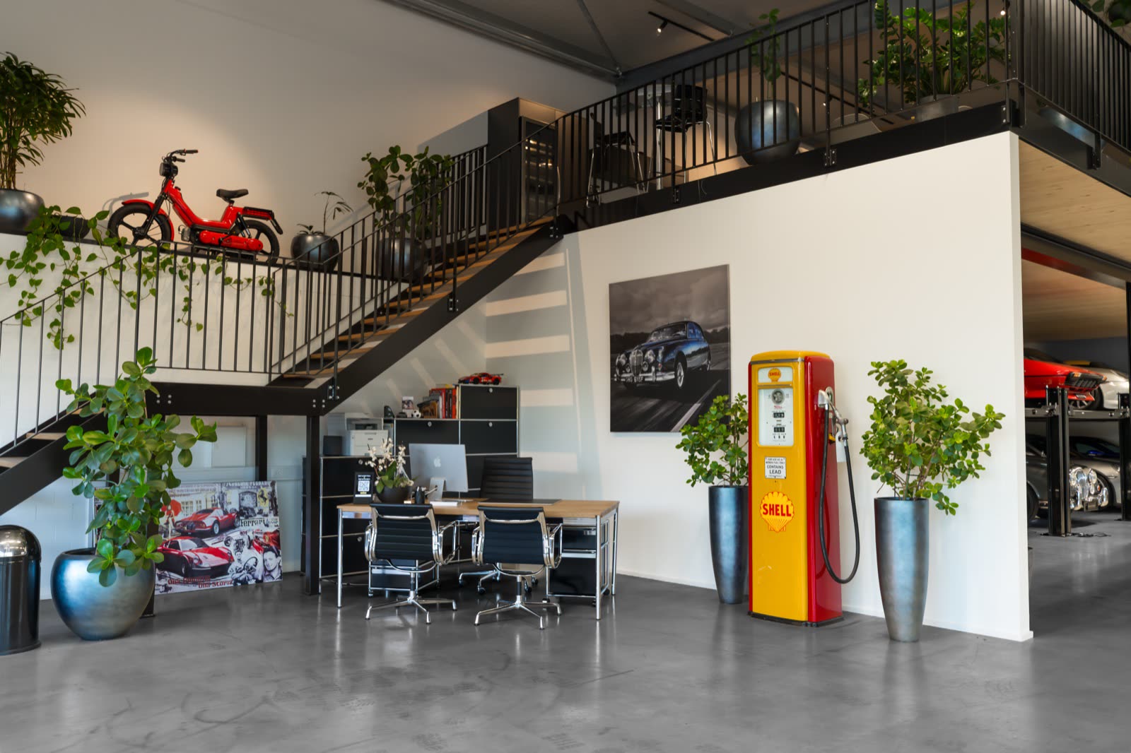 Blick in die Halle des MHS Autohotel