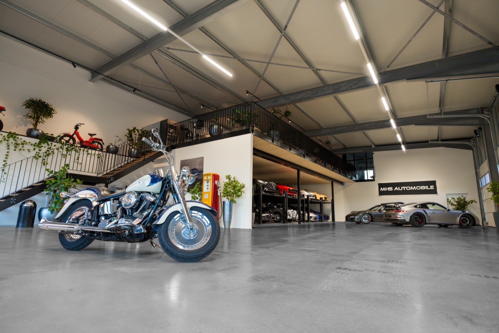 Fahrzeuge in der Halle des MHS Autohotel Hüntwangen